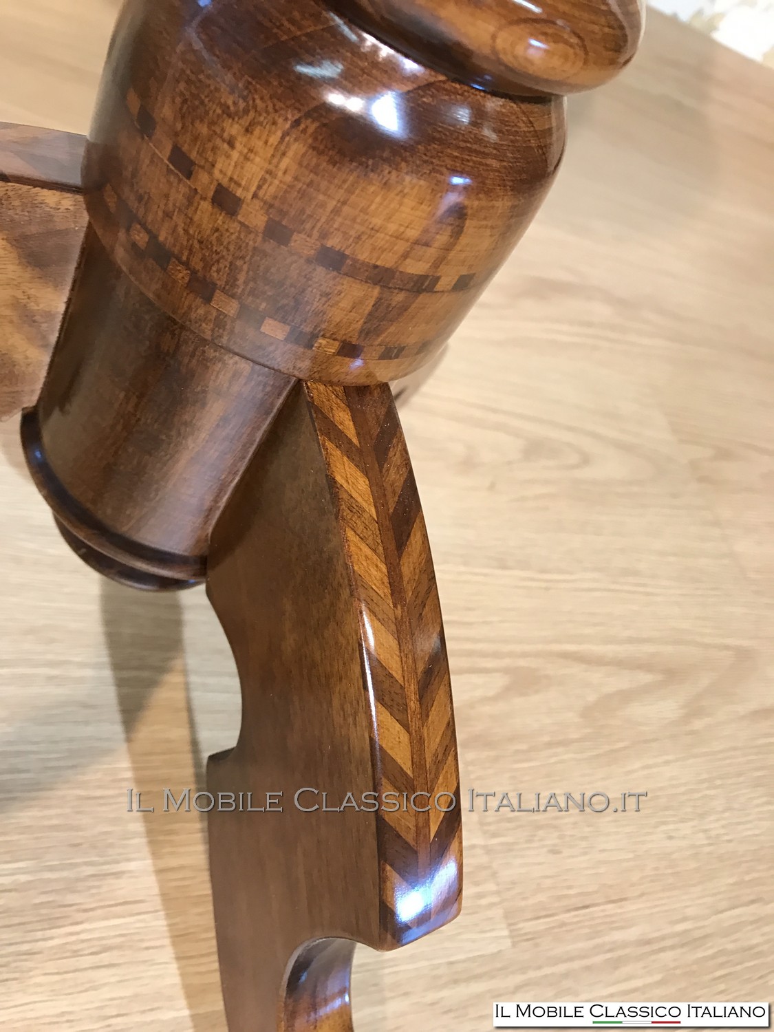 Tavolino classico da salotto rotondo personalizzato